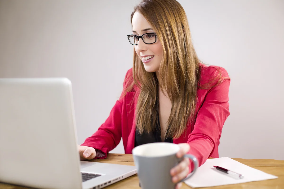Una profesional con gafas trabaja frente a un ordenador