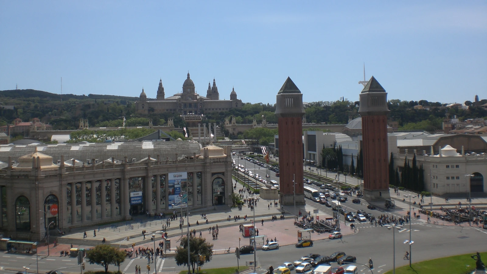 Vista del recinto ferial de Montjuïc, con las torres venecianas y el Palau Nacional al fondo.