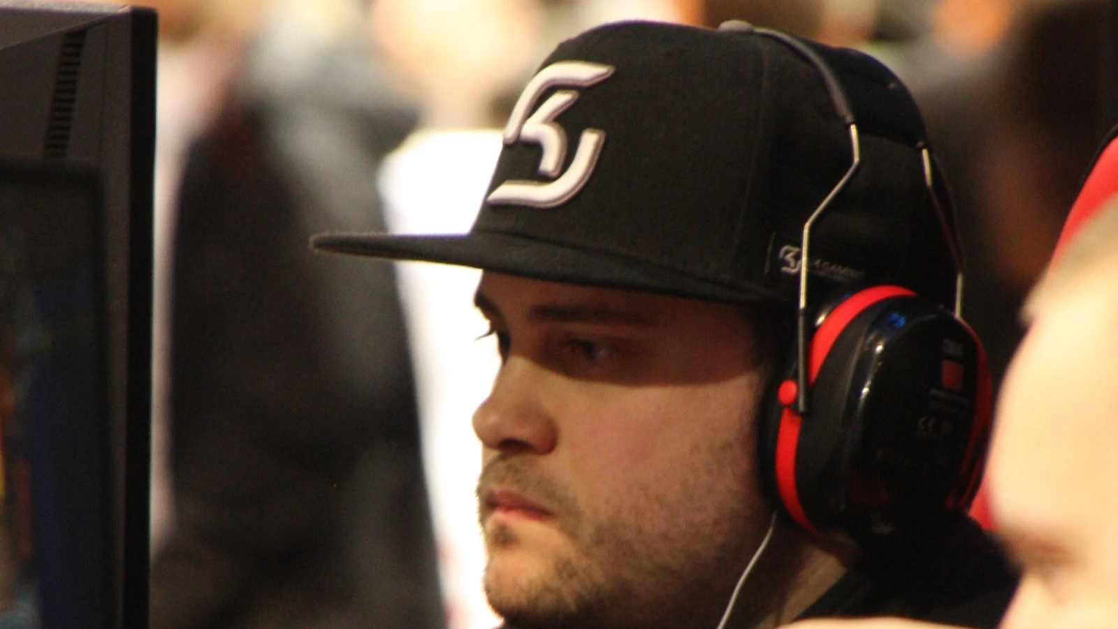 AKAWonder con gorra y auriculares frente a un monitor durante DreamHack Leipzig 2016.