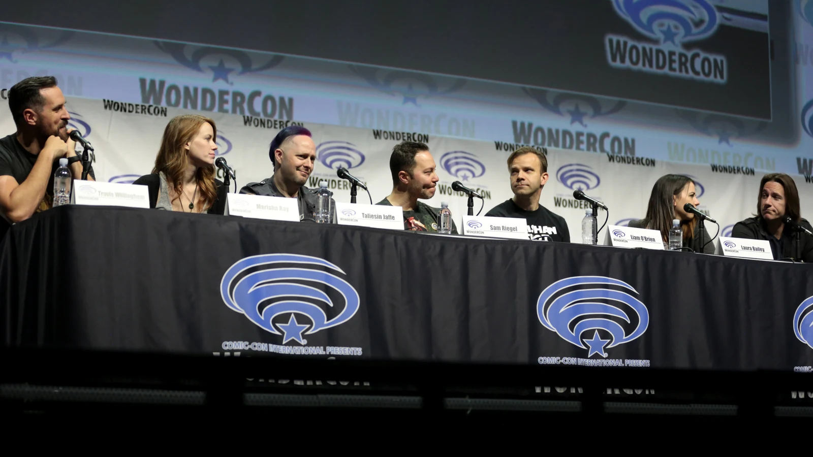 El reparto de Critical Role, con Marisha Ray y Matthew Mercer, en un panel de WonderCon 2017.