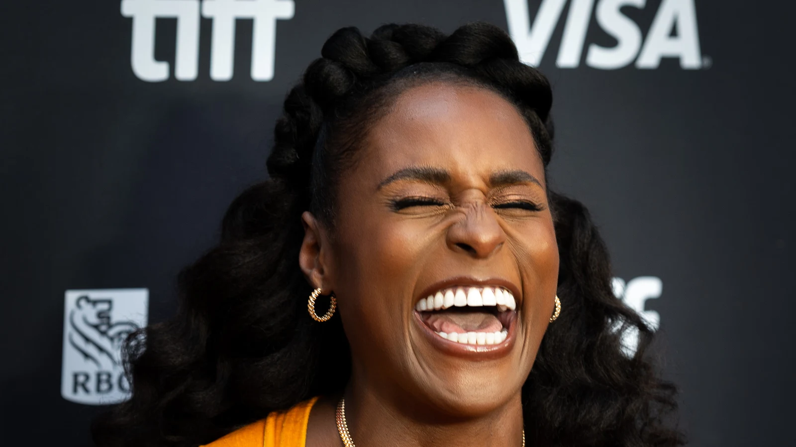 Issa Rae sonríe en el estreno de Babies durante el Festival Internacional de Cine de Toronto de 2026.