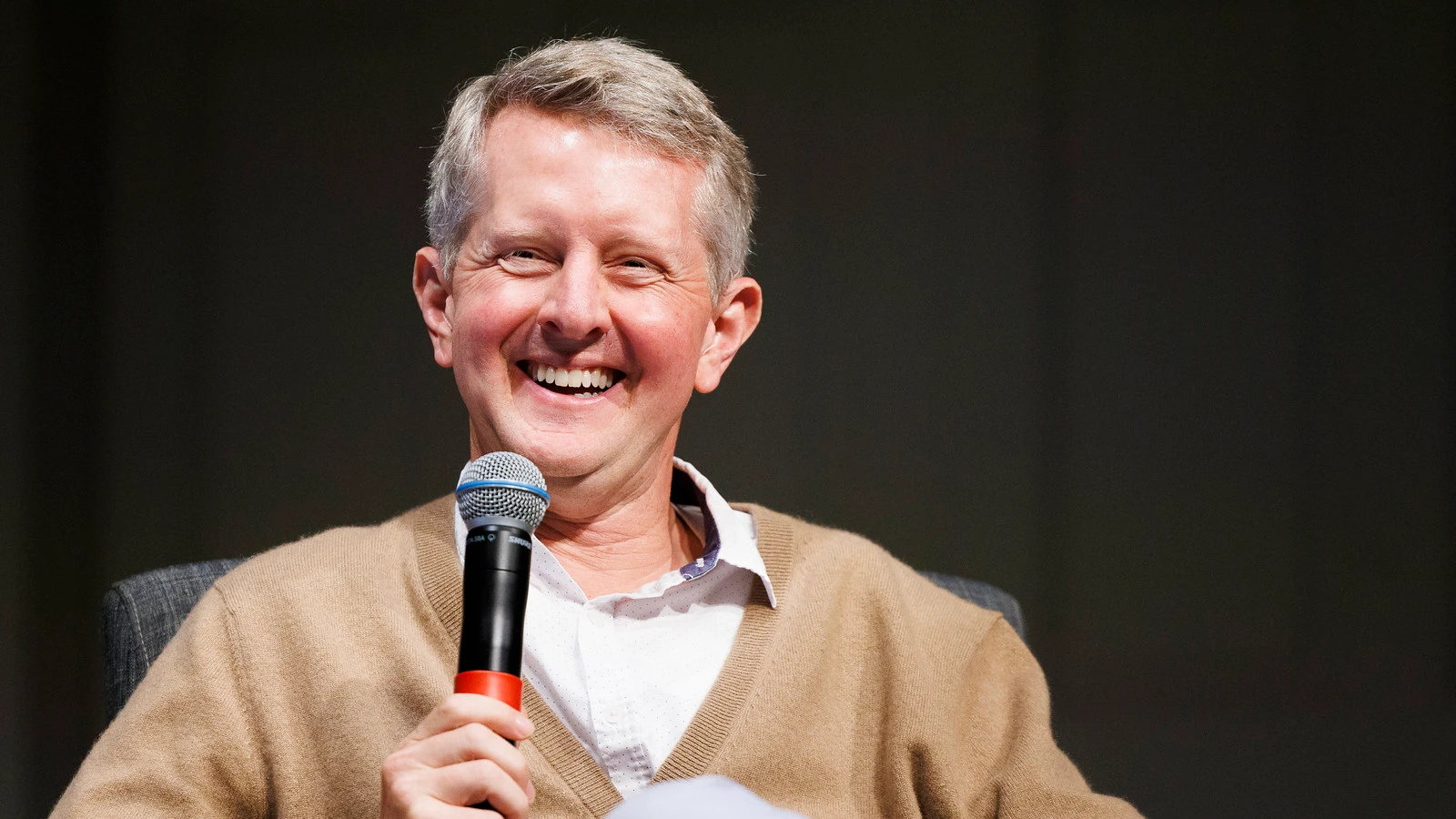 Ken Jennings sonríe con un micrófono durante una grabación de Omnibus en la Biblioteca del Congreso.