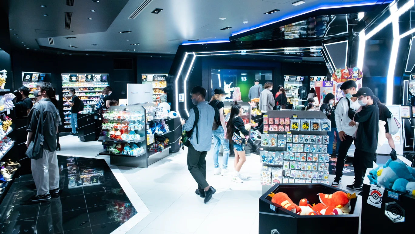Visitantes y expositores de productos en el Pokémon Center de Shibuya, Tokio.
