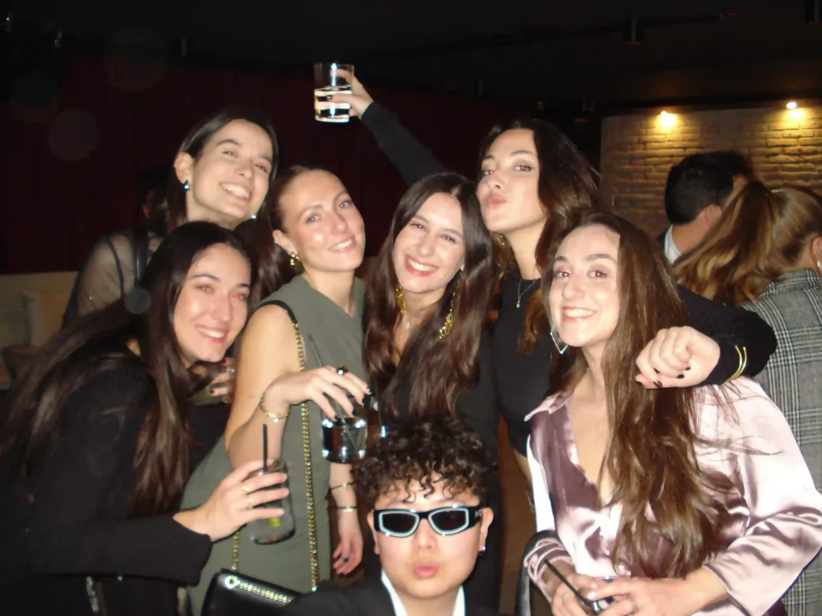 Un grupo de personas de Karmina posa junto en un encuentro informal.