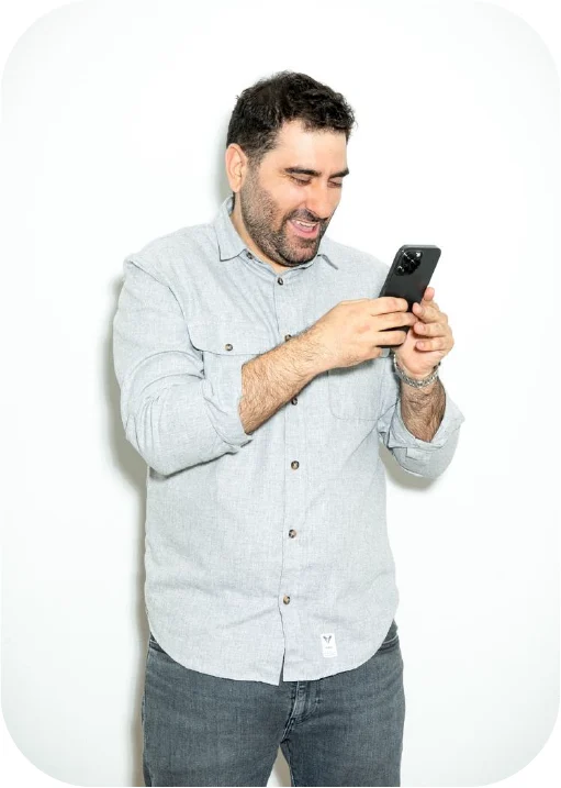 Retrato de Arnau Sanz mirando su teléfono.