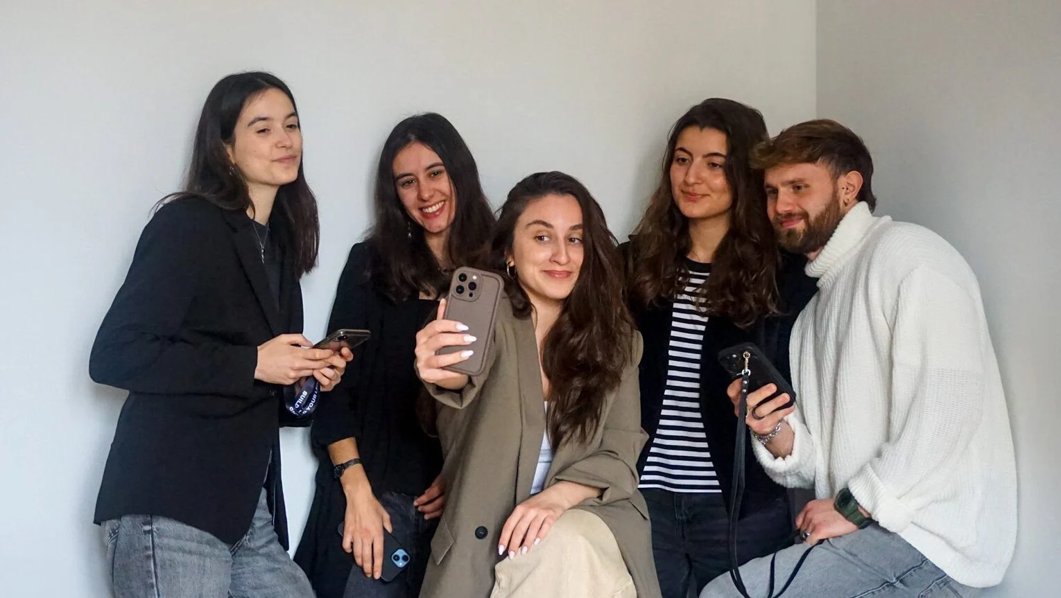 Cinco integrantes del equipo Karmina Food posan juntos.