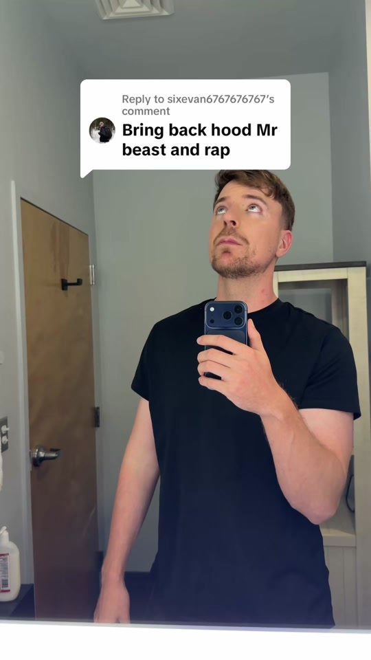 MrBeast se graba ante un espejo con su teléfono móvil, en la escena inicial de su vídeo sobre MrLean.