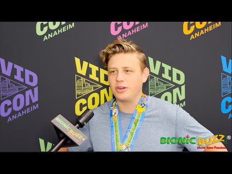 Bryson Rasmussen atiende una entrevista ante el panel de VidCon Anaheim.