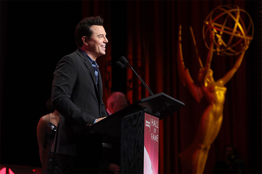 Seth MacFarlane habla desde un atril durante una ceremonia de la Television Academy.