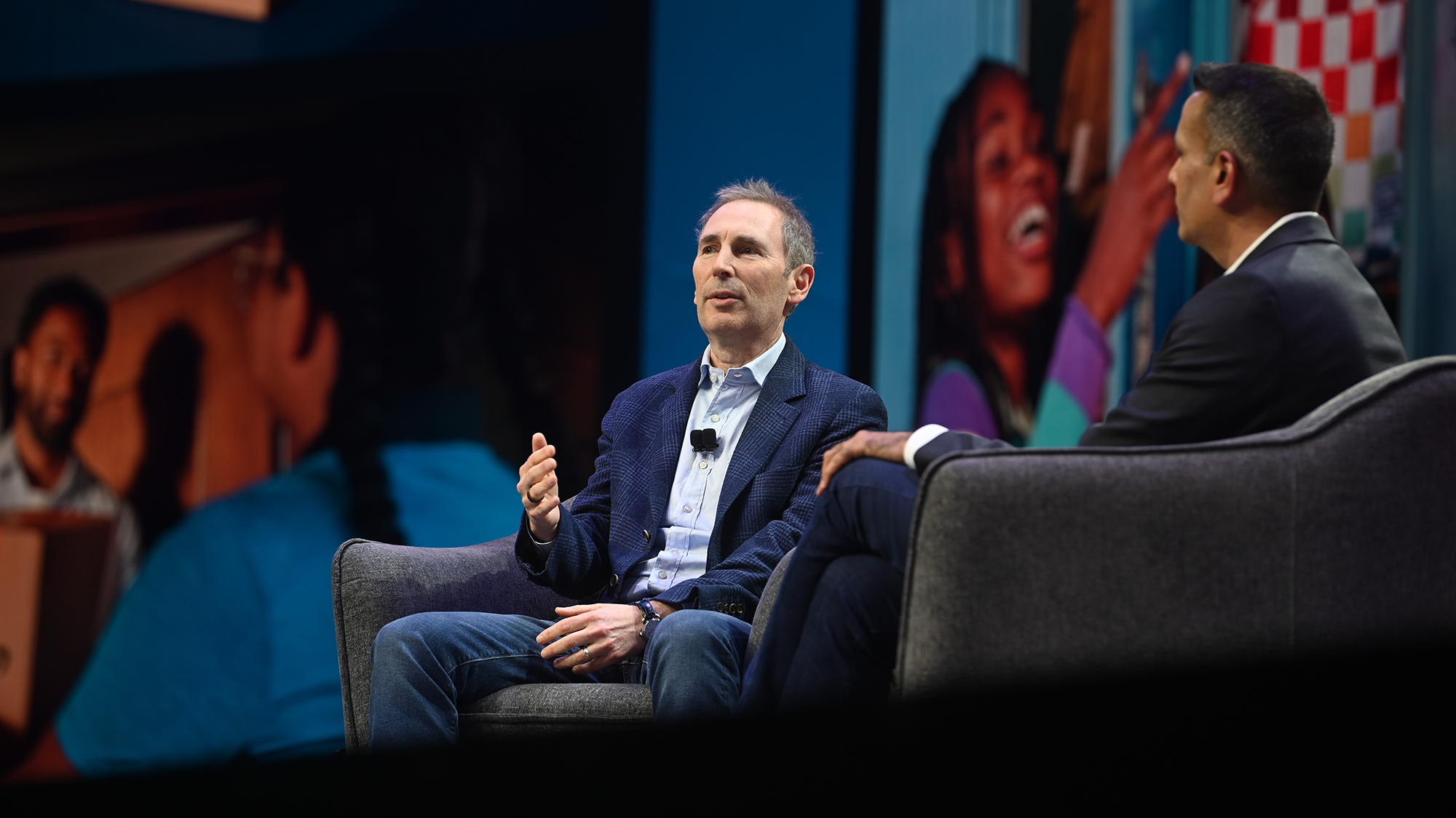 Andy Jassy y Dharmesh Mehta conversan en un escenario.