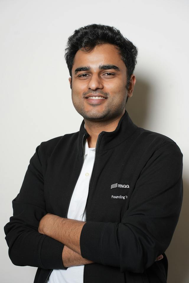 Siddharth Shankar Tripathi posa con los brazos cruzados.