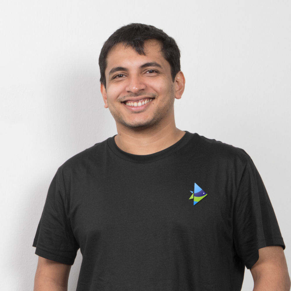 Sanket Shah sonríe con una camiseta negra.