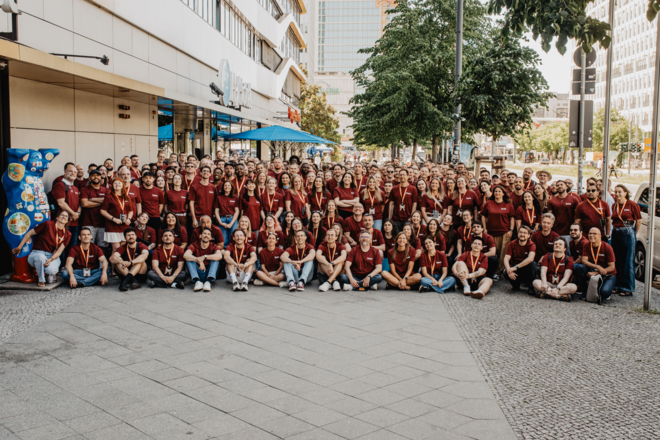 El equipo de Ibexa posa reunido en una plaza de Berlín.