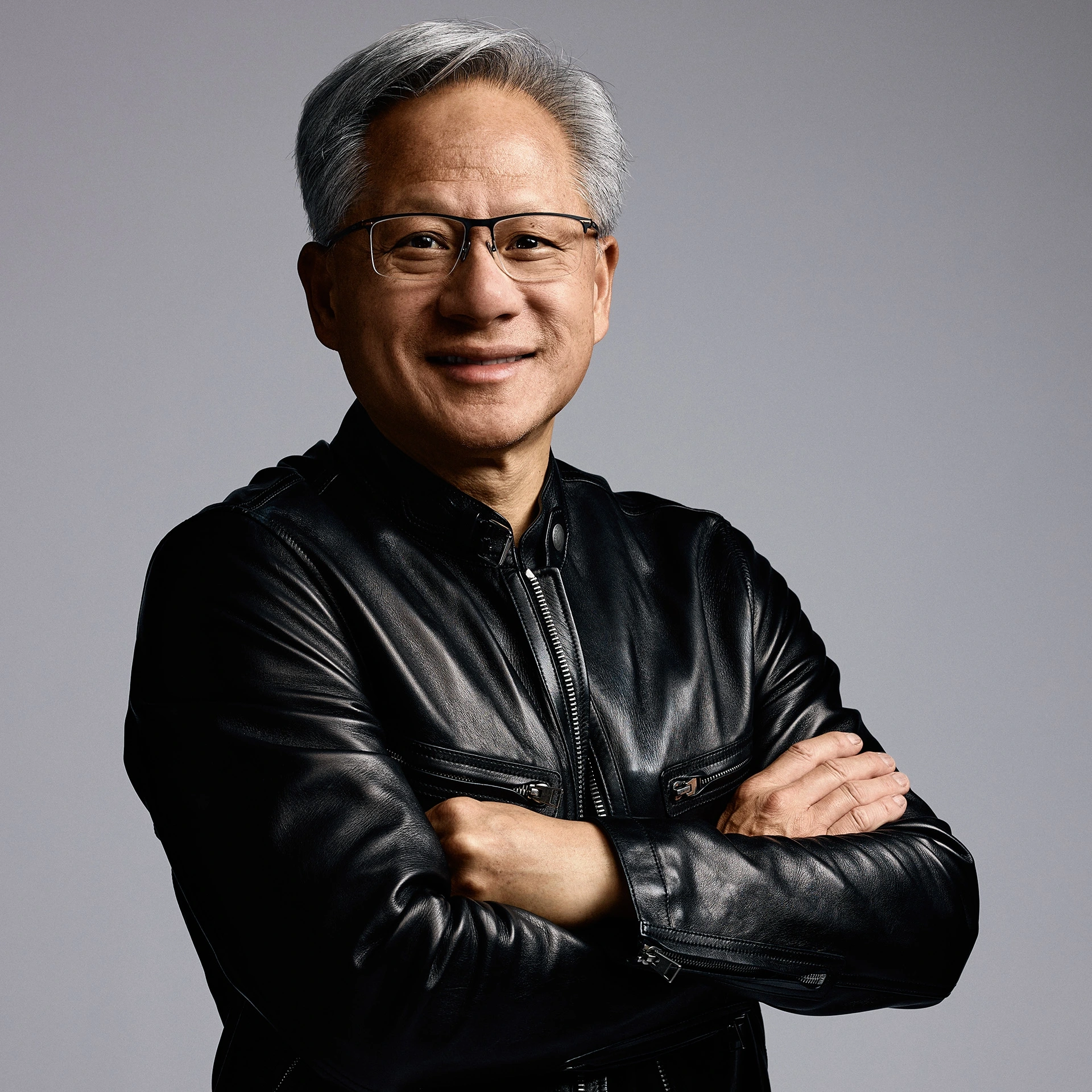 Jensen Huang posa con chaqueta negra y los brazos cruzados.