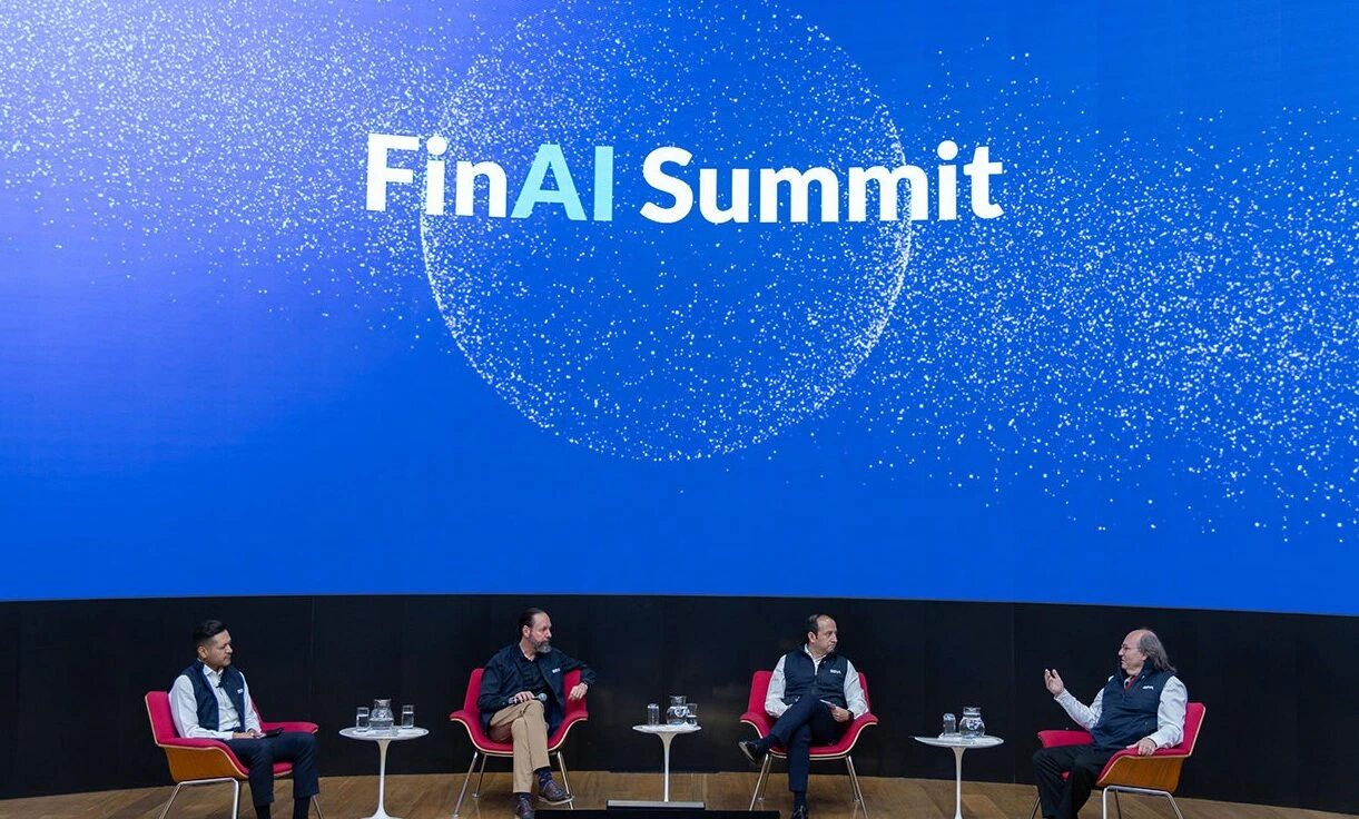 Cuatro participantes intervienen sentados en el escenario del FinAI Summit.