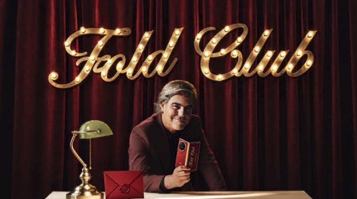 Ernesto Sevilla sentado tras una mesa en la campaña Fold Club de HONOR.
