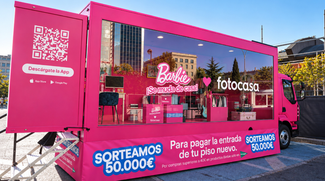 Camión rosa de la mudanza de Barbie y Fotocasa desplegado en la calle.