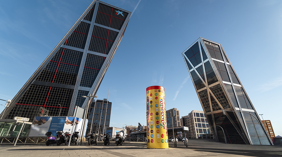 Tubo de Lacasitos de gran tamaño instalado entre las torres de Plaza de Castilla.