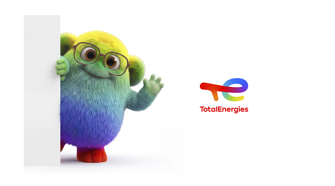 Totie, la mascota multicolor de TotalEnergies, junto al logotipo de la marca.