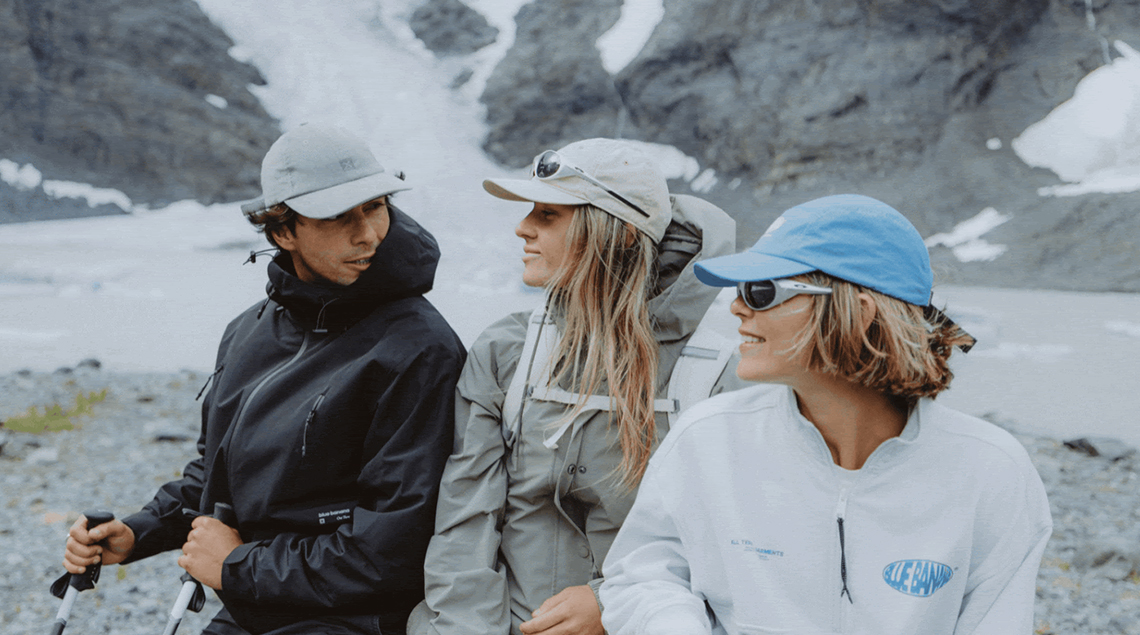 Tres protagonistas con prendas de Blue Banana en un paisaje de montaña de Noruega.