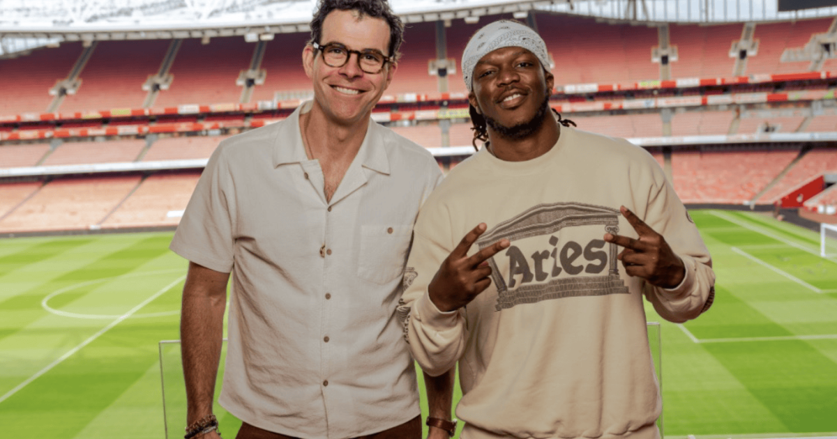 Adam Mosseri con un creador en Emirates Stadium.