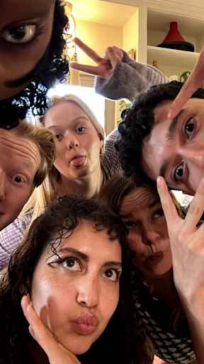 Grupo de jóvenes ante una cámara en la fotografía del informe sobre microdramas.