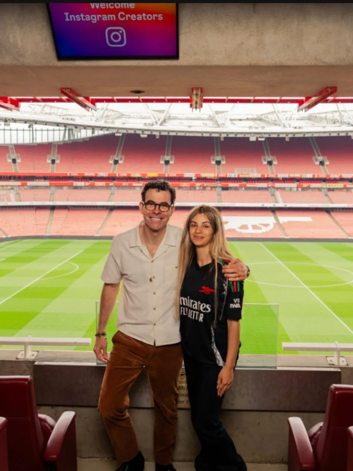 Adam Mosseri con una creadora en Emirates Stadium.