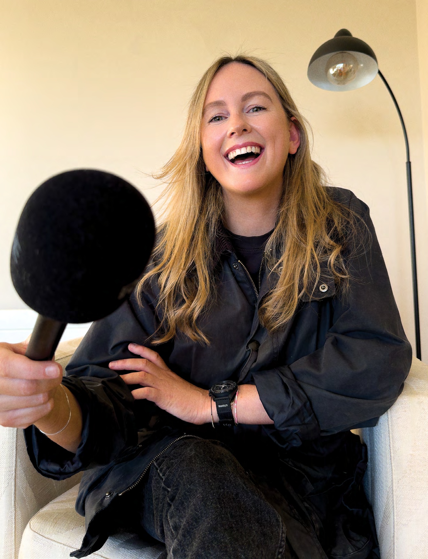 La creadora irlandesa Cassie Stokes con un micrófono.