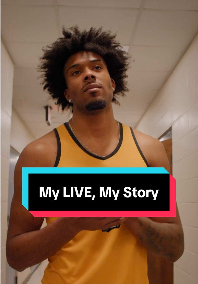 Creador con camiseta amarilla en la pieza My LIVE, My Story.