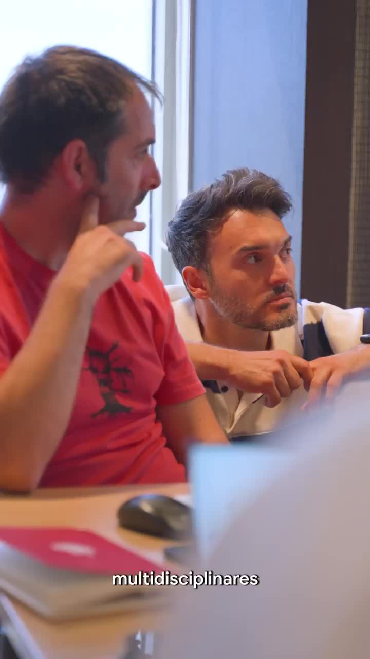 Participantes del hackathon de Dentsu y Google Cloud trabajando junto a un portátil.