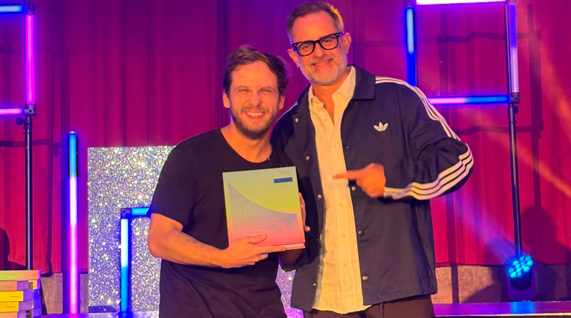 Los creativos de Edelman durante la entrega del reconocimiento.