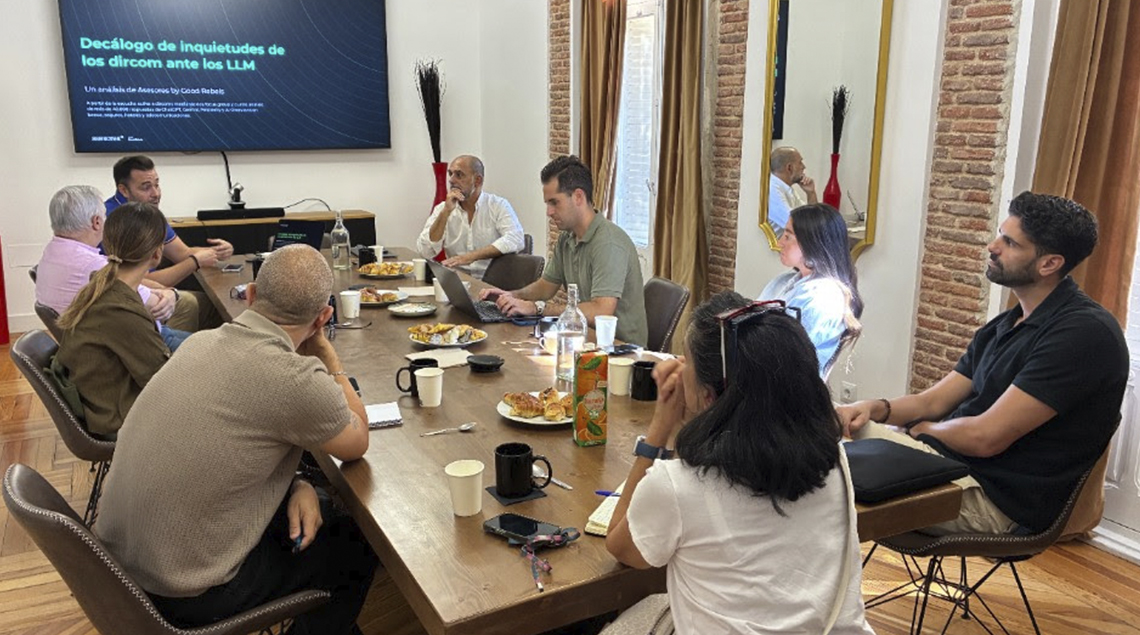 Participantes reunidos alrededor de una mesa.