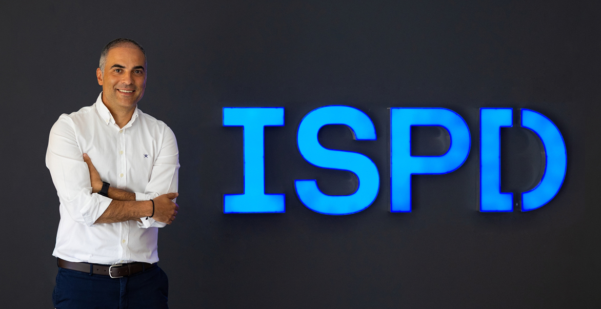 Arturo Valero junto a un rótulo de ISPD.