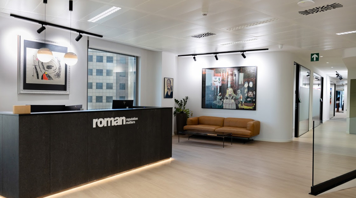 Interior de la nueva oficina de Roman.