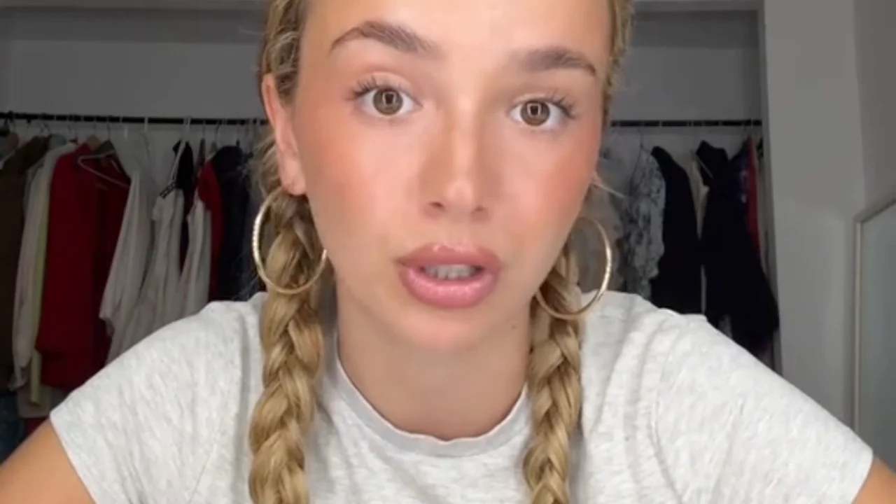 Fabiana Sevillano habla a cámara con trenzas y camiseta blanca.
