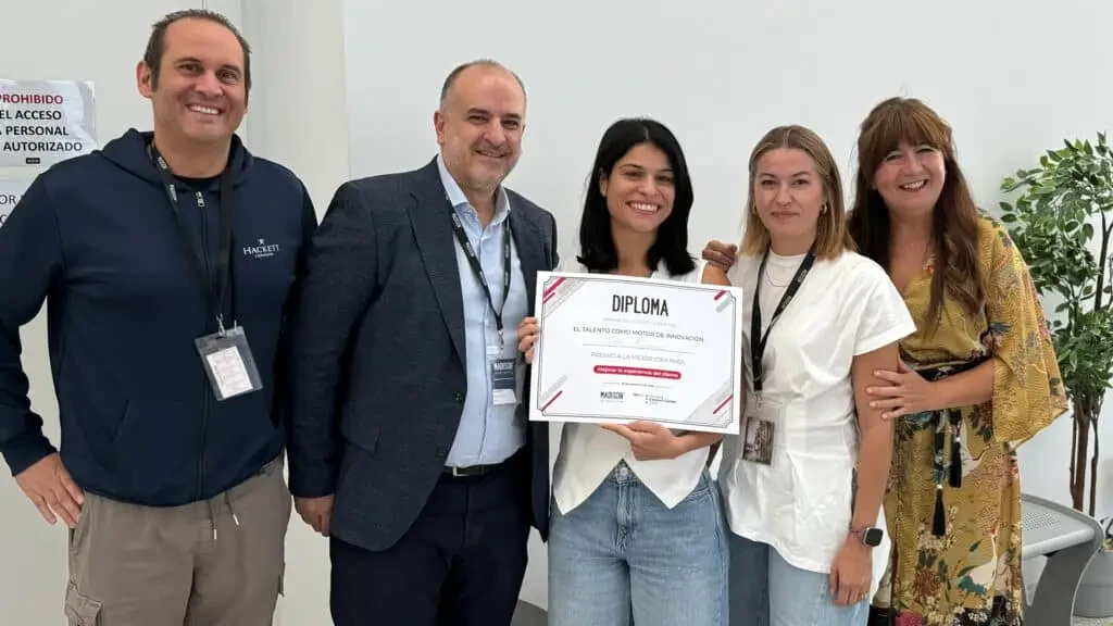 Cinco profesionales de MADISON posan con un diploma.