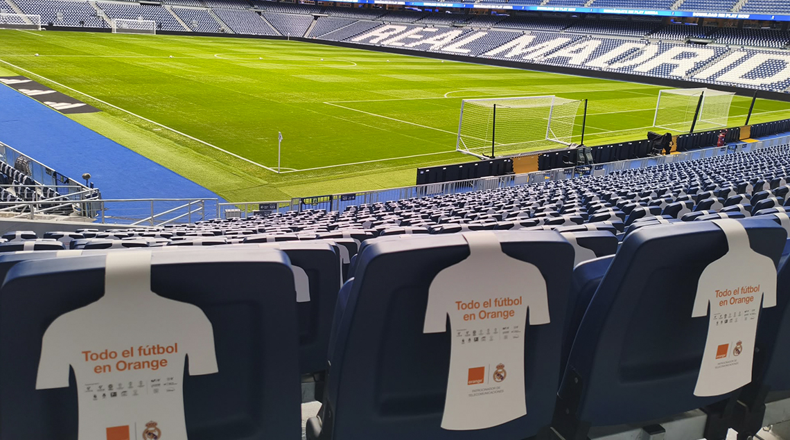 Gradas del Bernabéu preparadas para el homenaje de Orange.