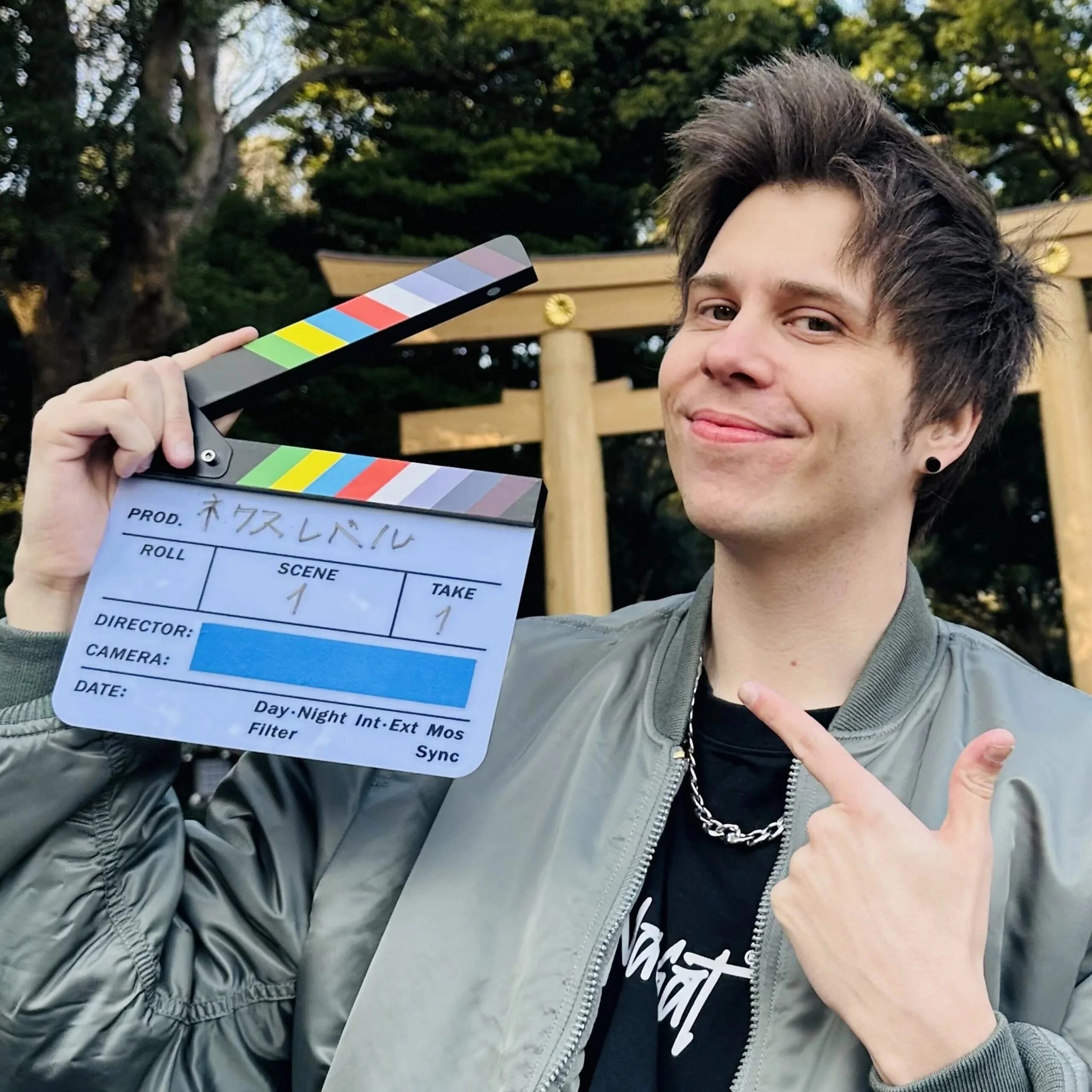 Rubius sostiene una claqueta en una escena exterior.