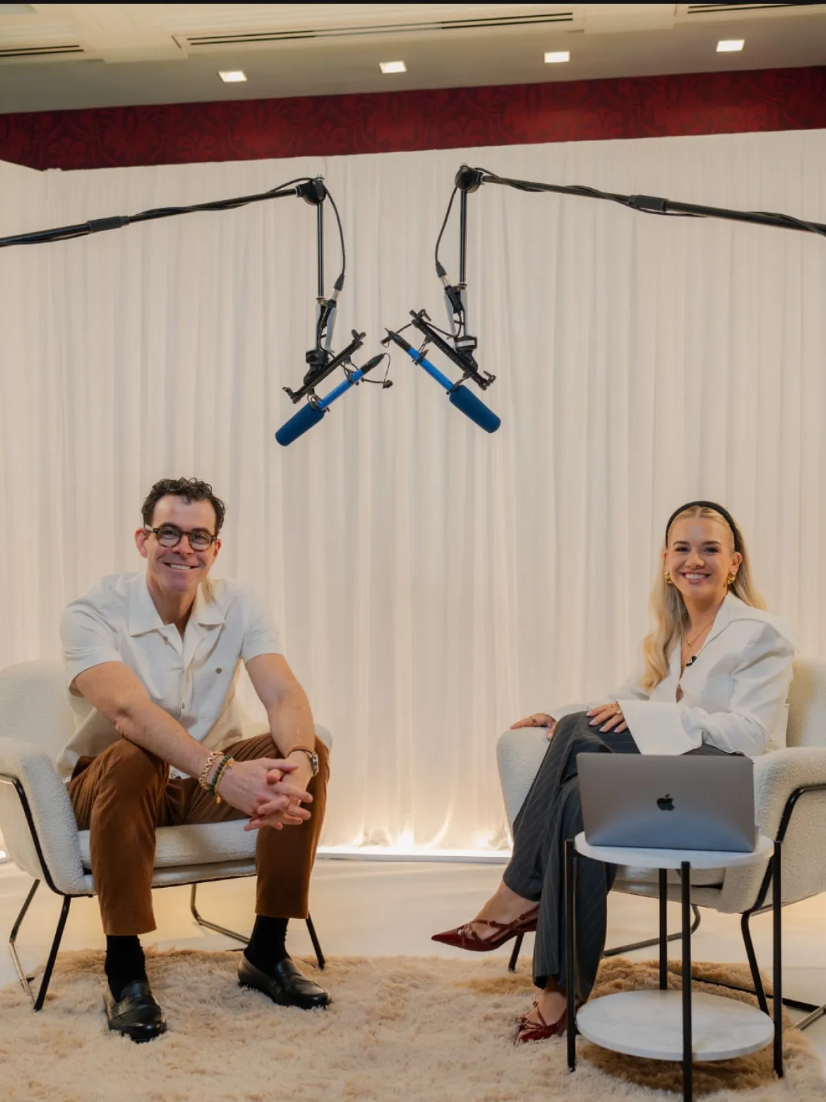 Adam Mosseri y Grace Beverley graban una conversación.